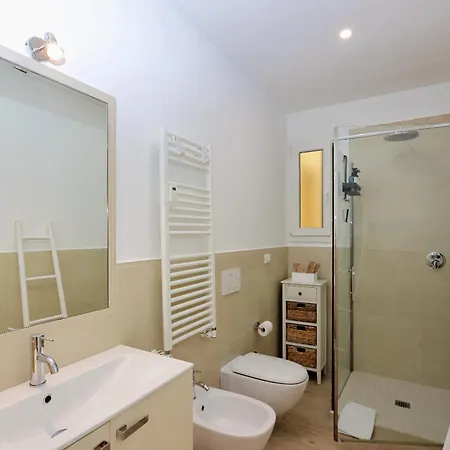 Loft Two Towers Historic Center - 2 Bedroom 2ba - Patio Болонья