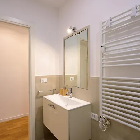 アパート Loft Two Towers Historic Center - 2 Bedroom 2ba - Patio ボローニャ