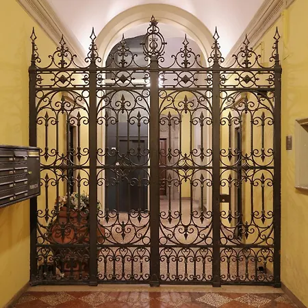 Loft Two Towers Historic Center - 2 Bedroom 2ba - Patio *